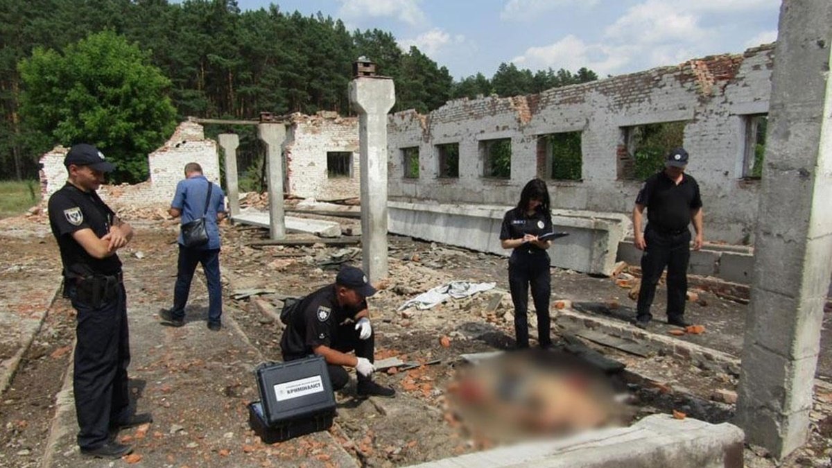 В Черниговской области мужчин привалило бетонными конструкциями: один погиб на месте, второй получил тяжёлые травмы
