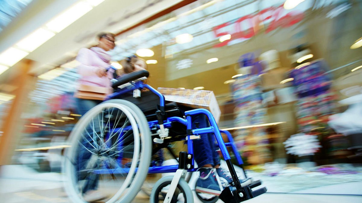 В Украине людей с инвалидностью станут обслуживать вне очереди: Рада приняла закон