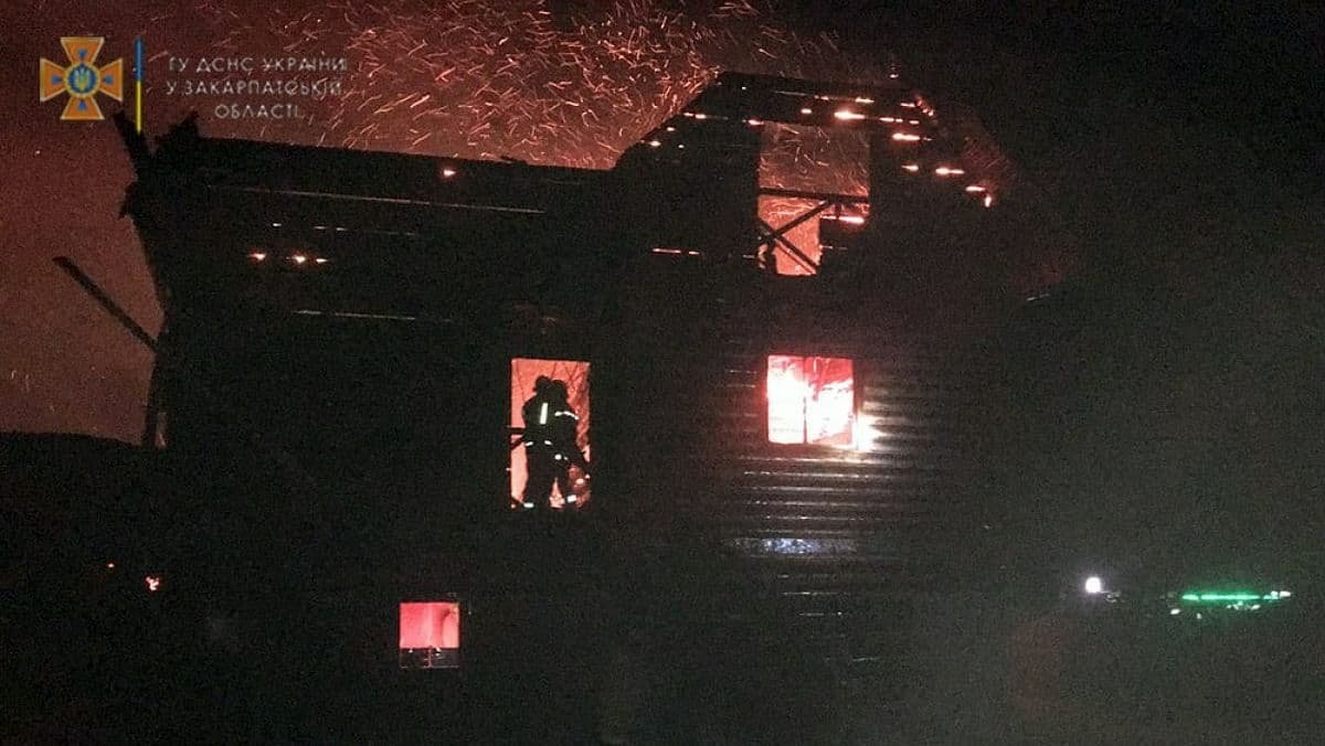 У Закарпатській області сталася пожежа на базі відпочинку через удар блискавки