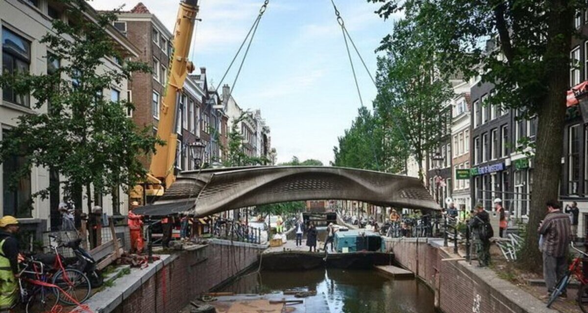 В Амстердамі встановили міст зі сталі, надрукований на 3D-принтері