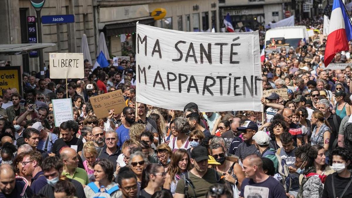 Во Франции больше ста тысяч человек вышли на протест против вакцинации и COVID-паспортов