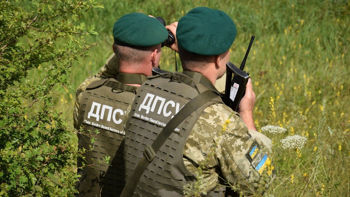 Побили та забрали табельну зброю: на українсько-російському кордоні напали на прикордонників