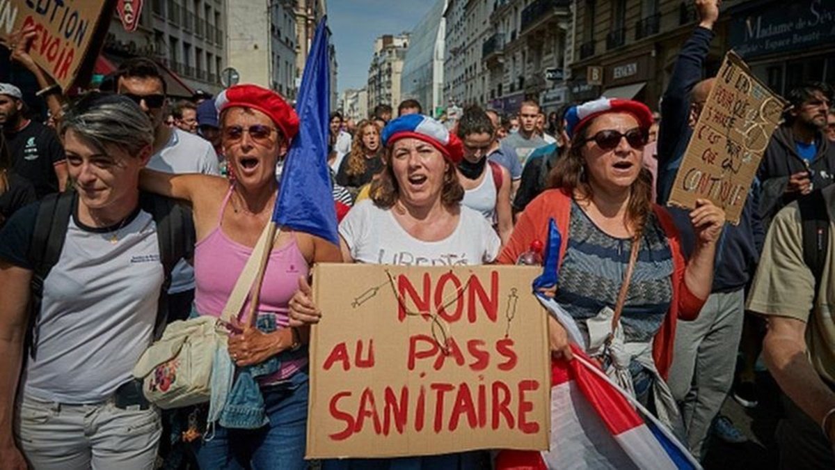 Во Франции протестующие разгромили два центра вакцинации от коронавируса