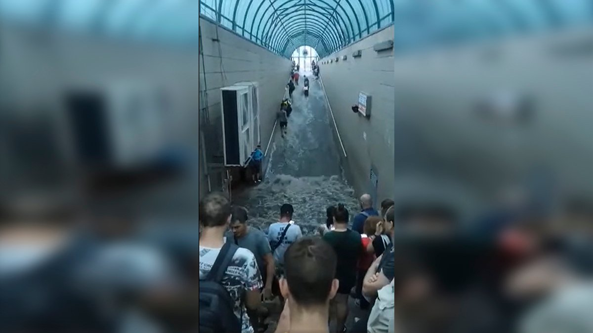 На Киев обрушился мощный ливень. Станции метро затоплены, автобусы и трамваи отклонились от графика
