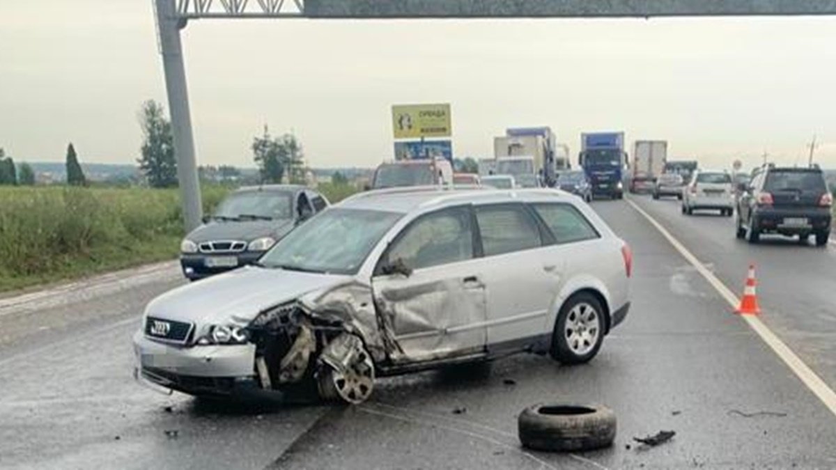 Во Львовской области две легковушки столкнулись с грузовиком: погиб 2-летний ребенок, четверо — травмированы