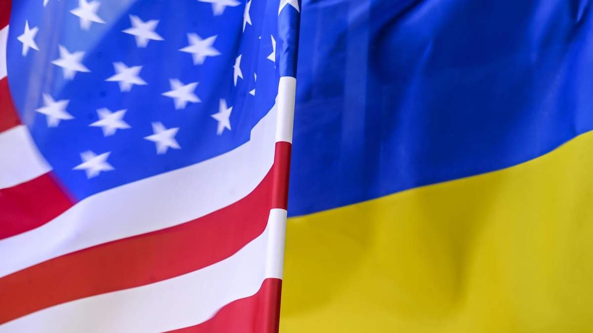 Эвакуация дипломатов США из Украины: посольство приостановило консульские услуги