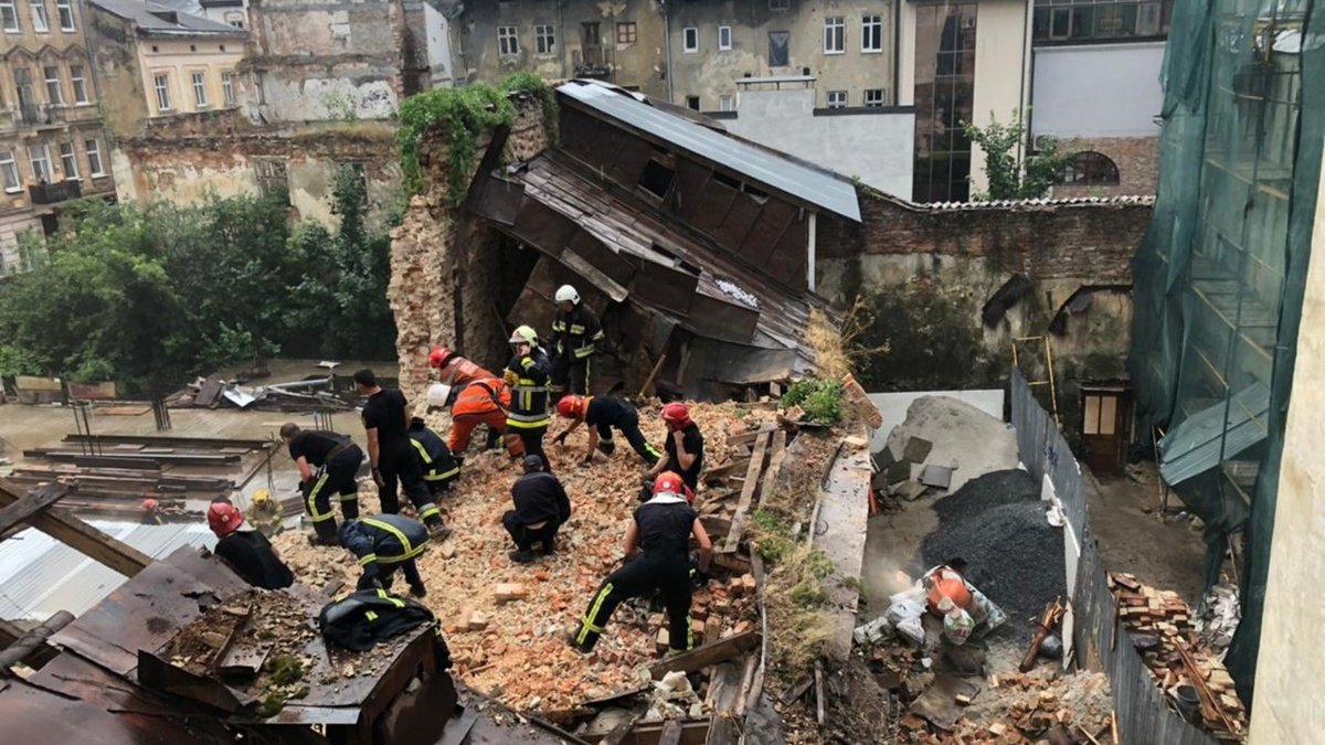Во Львове обвалилась стена дома: под завалами нашли тело 17-летнего парня