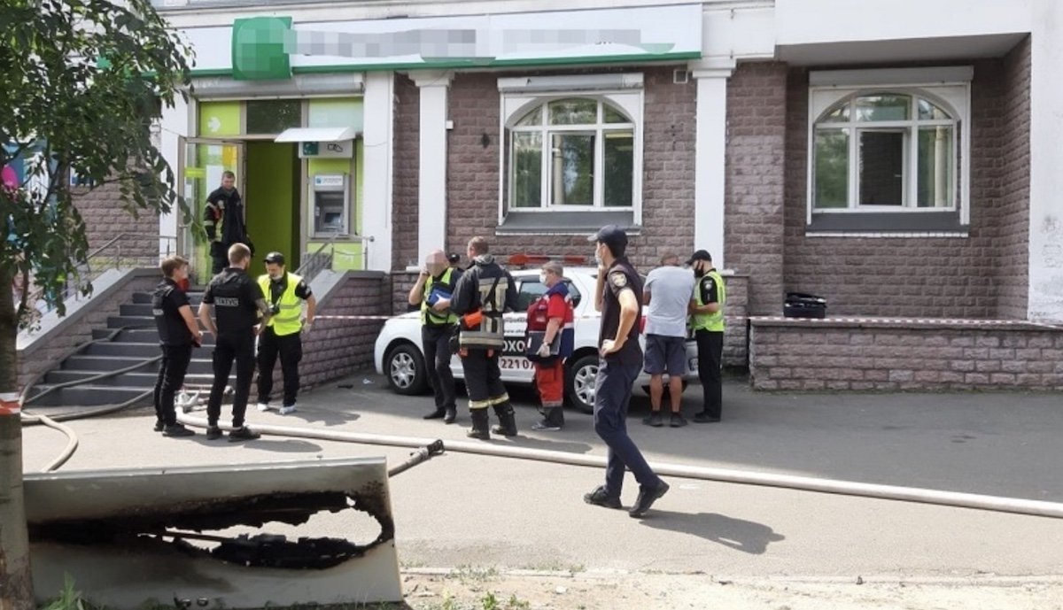 Кинула "коктейль Молотова" і погрожувала пістолетом: в Києві жінка спробувала пограбувати банк