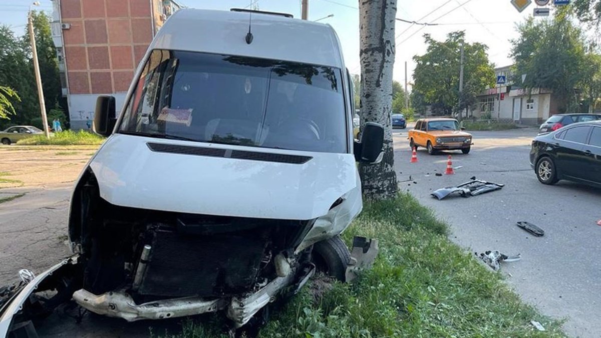 В Запорожье маршрутка с пассажирами столкнулась с авто: пострадали 13 человек, среди них двое — дети