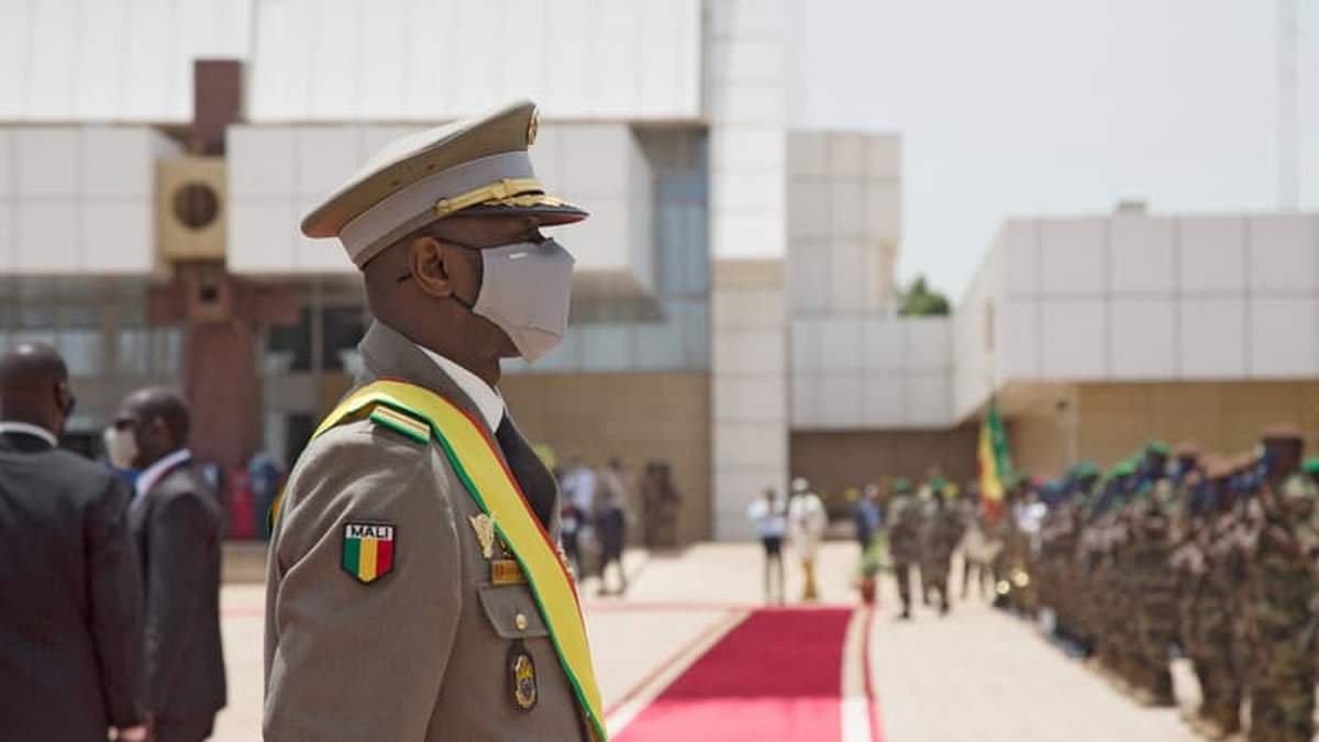 На временного президента Мали напали с ножом во время молитвы в мечети