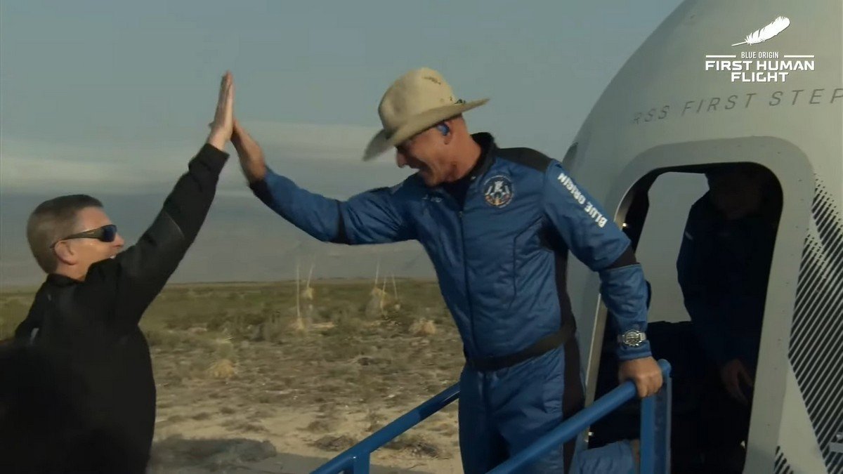 Основатель Amazon Джефф Безос совершил полёт в космос на корабле New Shepard компании Blue Origin