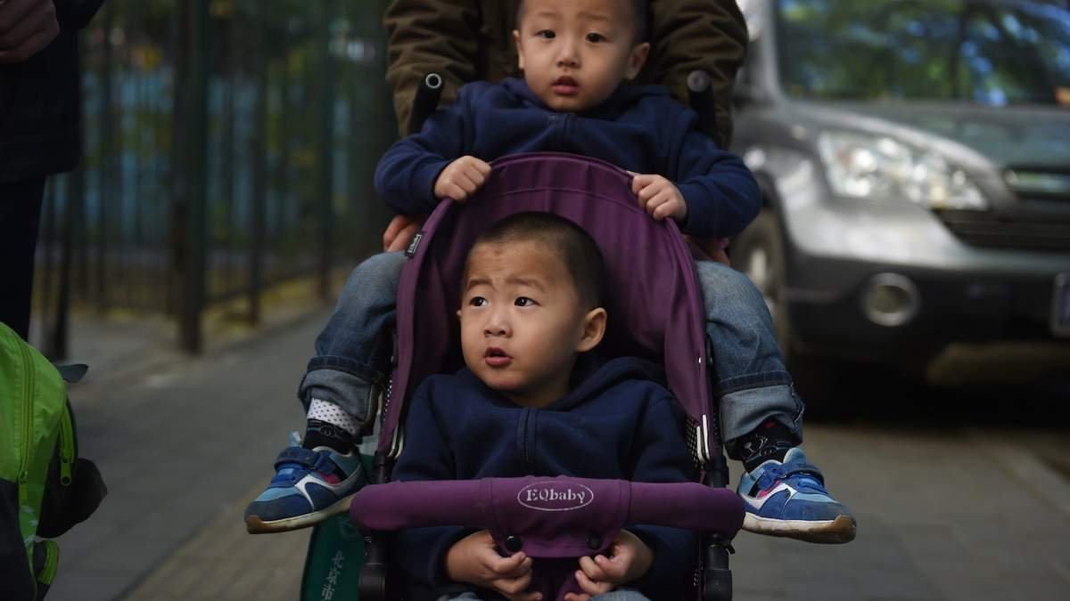Штрафов не будет: Китай разрешил семьям иметь троих детей