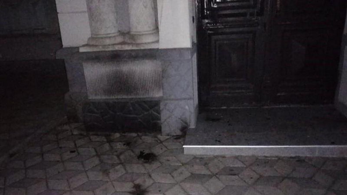 В Херсоне два парня отмечали день рождения Гитлера и подожгли синагогу. Им дали 4 года условно