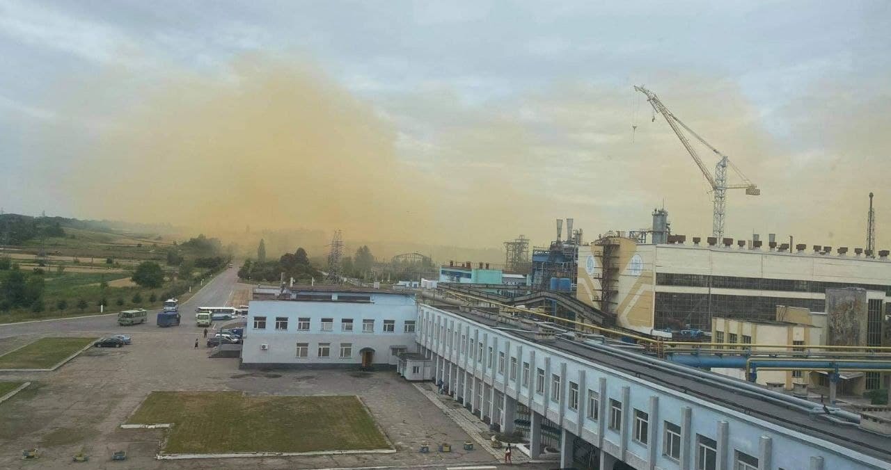 Взрыв на «РовноАзот»: жителям Ровно советуют закрывать окна и не выходить на улицу