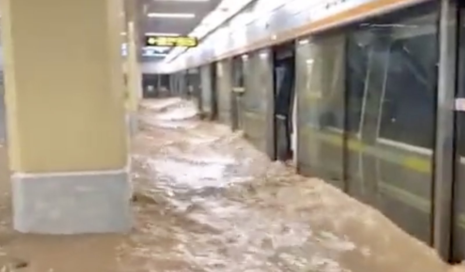 В Китае из-за затопления метро погибли 12 человек