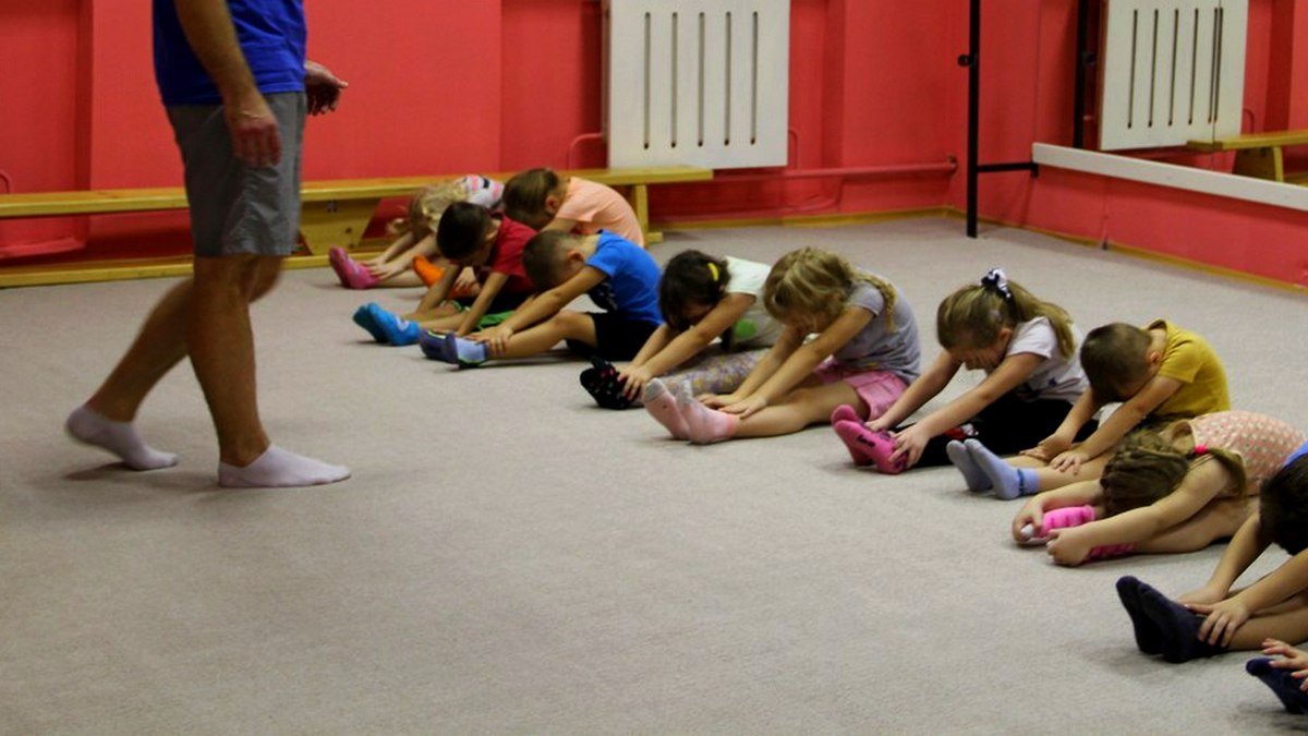 Заставлял позировать в нижнем белье: в Запорожской области тренера по акробатике задержали за  интимные фото 8-летних девочек