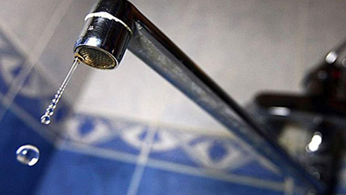 В Мариуполе люди вынуждены собирать воду для питья из луж