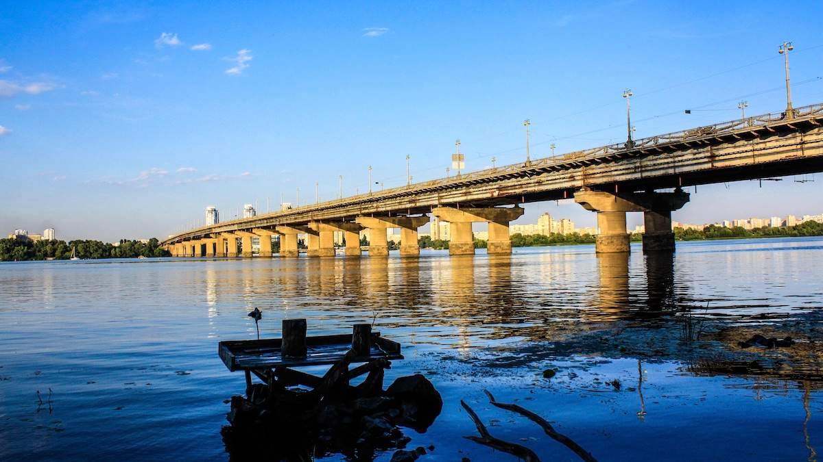 Обеспечивает теплом 200 домов: в Киеве под мостом Патона прорвало теплосеть