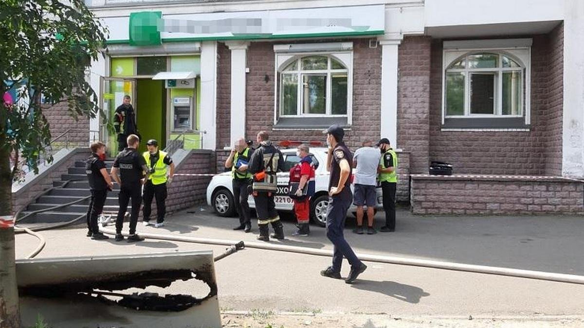 Девушке, которая ограбила банк в Киеве и взяла в заложники сотрудницу, сообщили о подозрении. Ей грозит 12 лет тюрьмы
