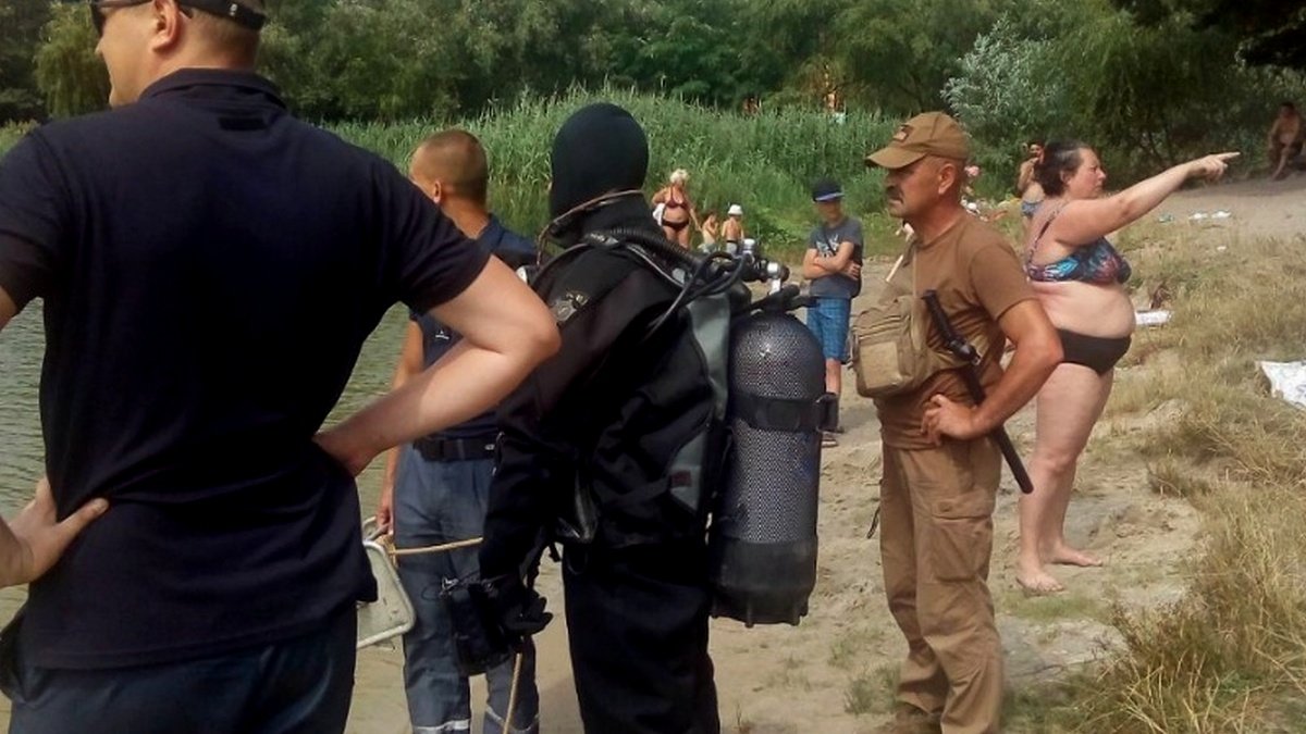 В Киеве женщина два часа наблюдала за водолазами, которые искали её в реке