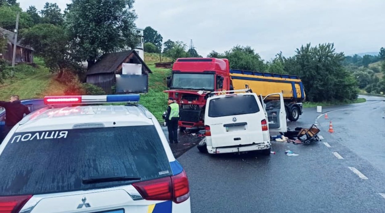 В Івано-Франківській області мікроавтобус потрапив в аварію, постраждали шестеро дітей