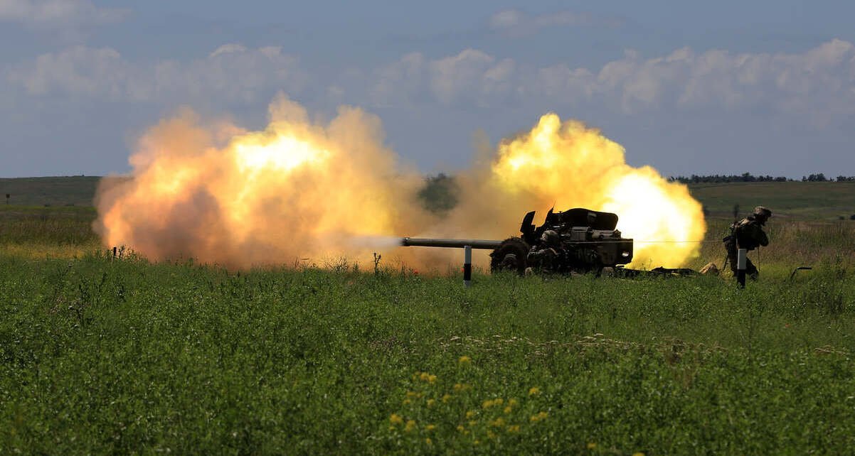 Боевики дважды открывали огонь из гранатомётов и ракетных комплексов, и ранили украинского бойца