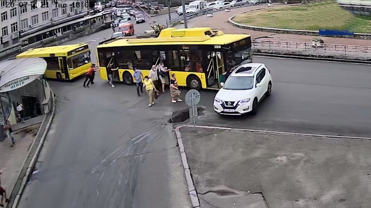 У Києві пасажири посеред дороги штовхали тролейбус і він врізався в автомобіль