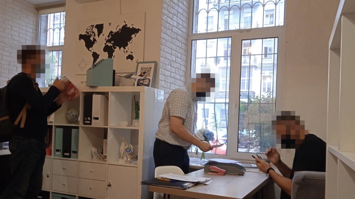 ПЛР-тести без присутності: СБУ в Києві викрила турфірми на підробці документів