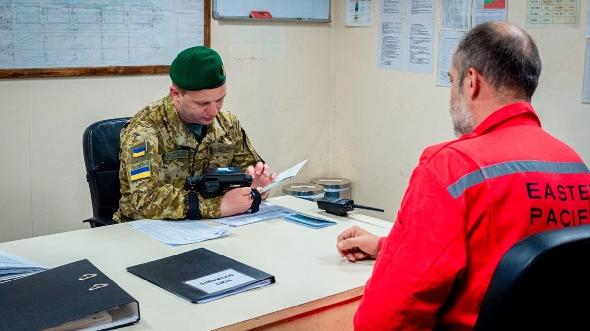 Україна заборонила в'їзд на три роки для 12 моряків з Росії