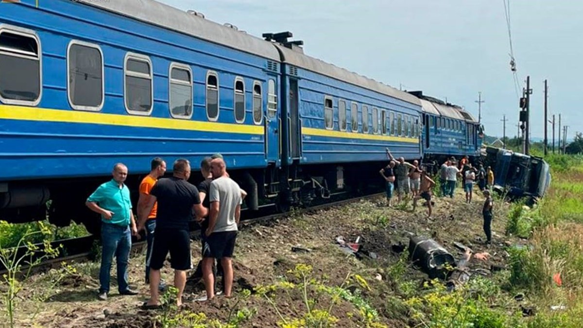 Через зіткнення вантажівки з поїздом на маршруті Солотвино-Київ склад зворотного прямування затримається майже на три години