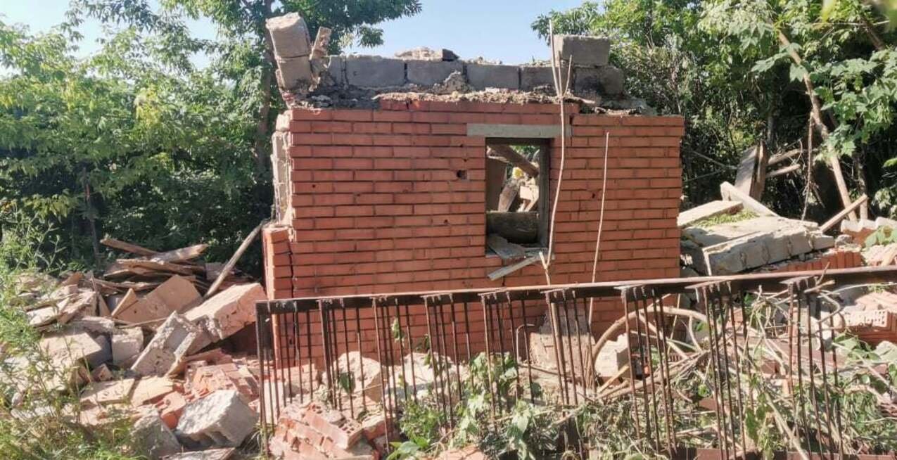 Боевики в Опытном обстреляли и разрушили здание в частном секторе