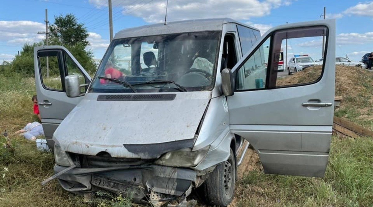 В Луганской области в кювет вылетел микроавтобус с пассажирами: есть пострадавшие