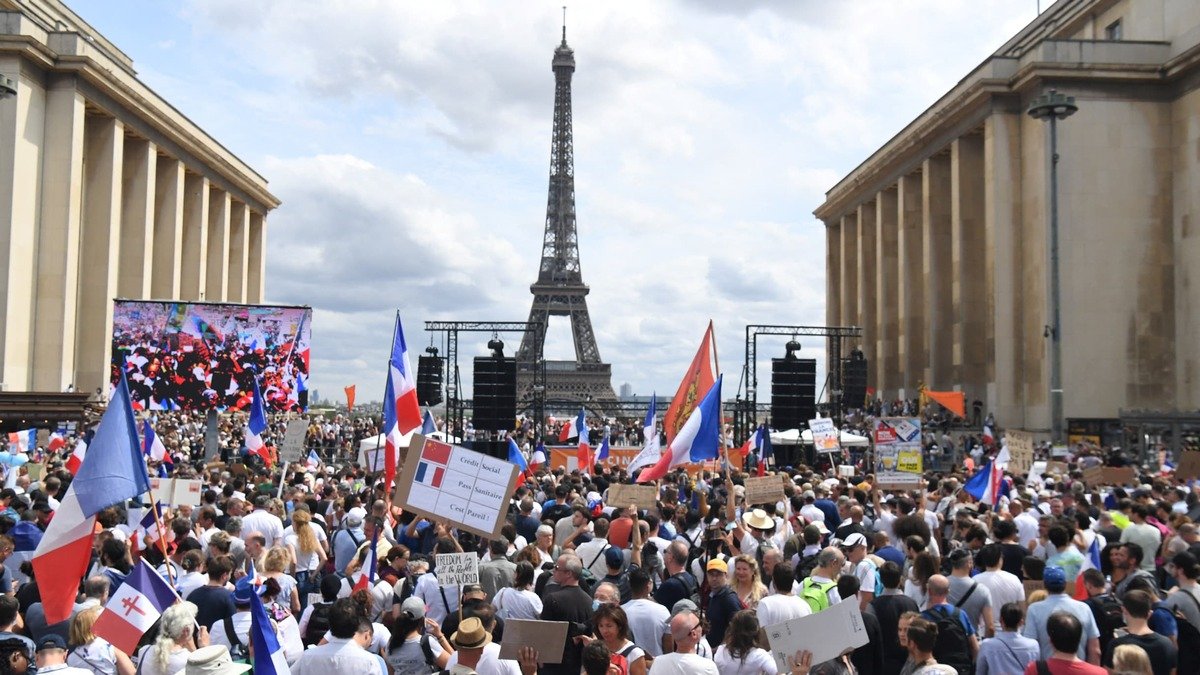 Французы вышли на протесты против обязательной вакцинации медиков и санпропусков для посещения баров