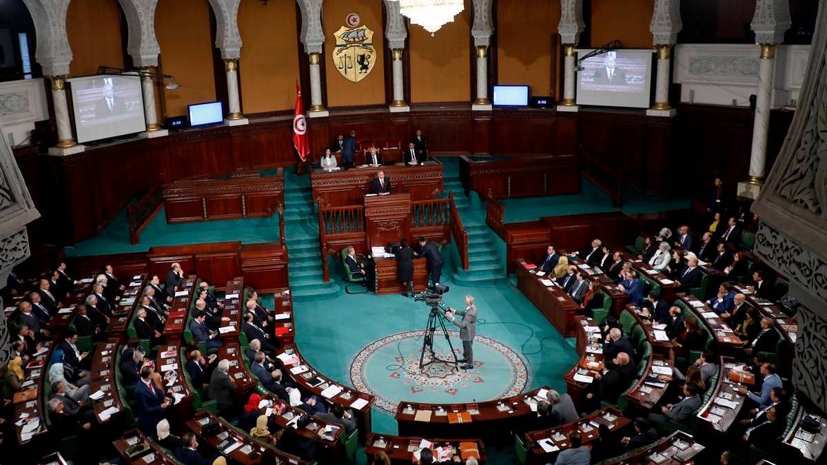 Президент Туниса отстранил премьера и заморозил работу парламента