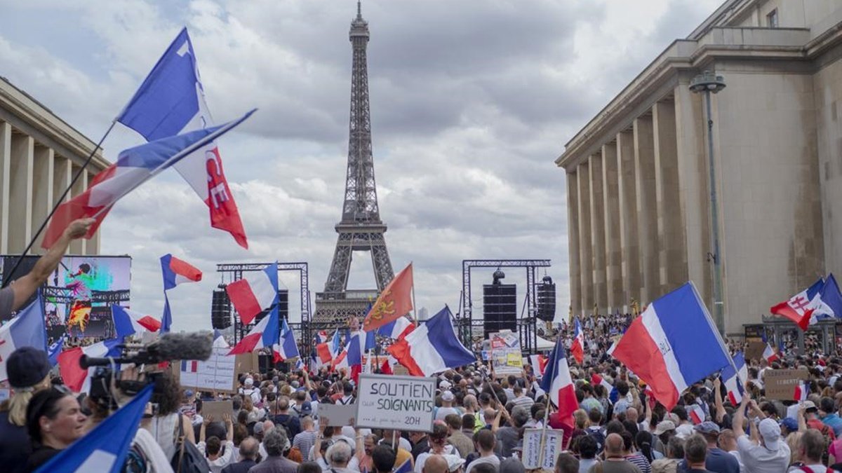 Во Франции ввели специальные пропуска для похода в ресторан и поездок, несмотря на массовые протесты