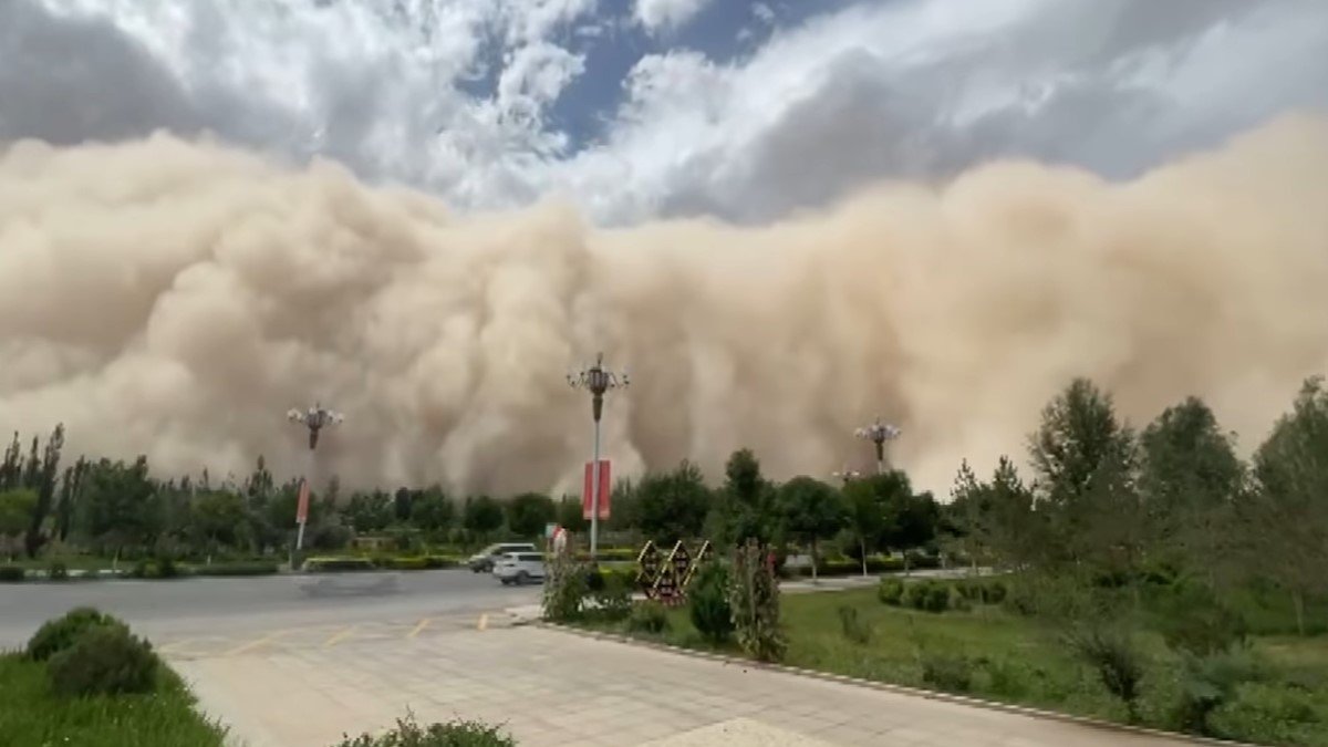 Китай накрыла сильная песчаная буря с облаками пыли