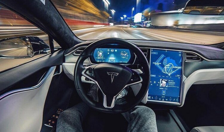 Автопилот Tesla воспринимает луну как жёлтый сигнал светофора, и начинает снижать скорость машины