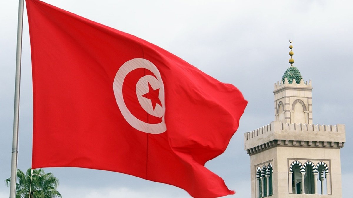 Тунис ввёл комендантский час