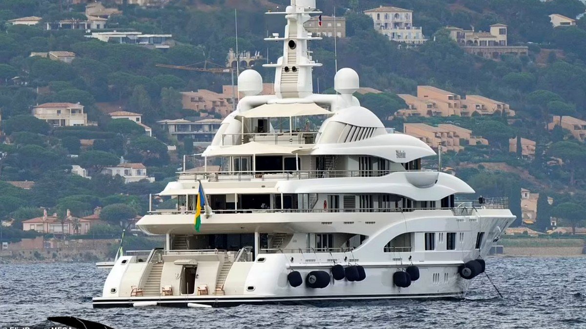 Яхту, на которой Джей Ло отмечала с Беном Аффлеком свой день рождения, приписали Ахметову: что говорят в пресс-службе миллиардера