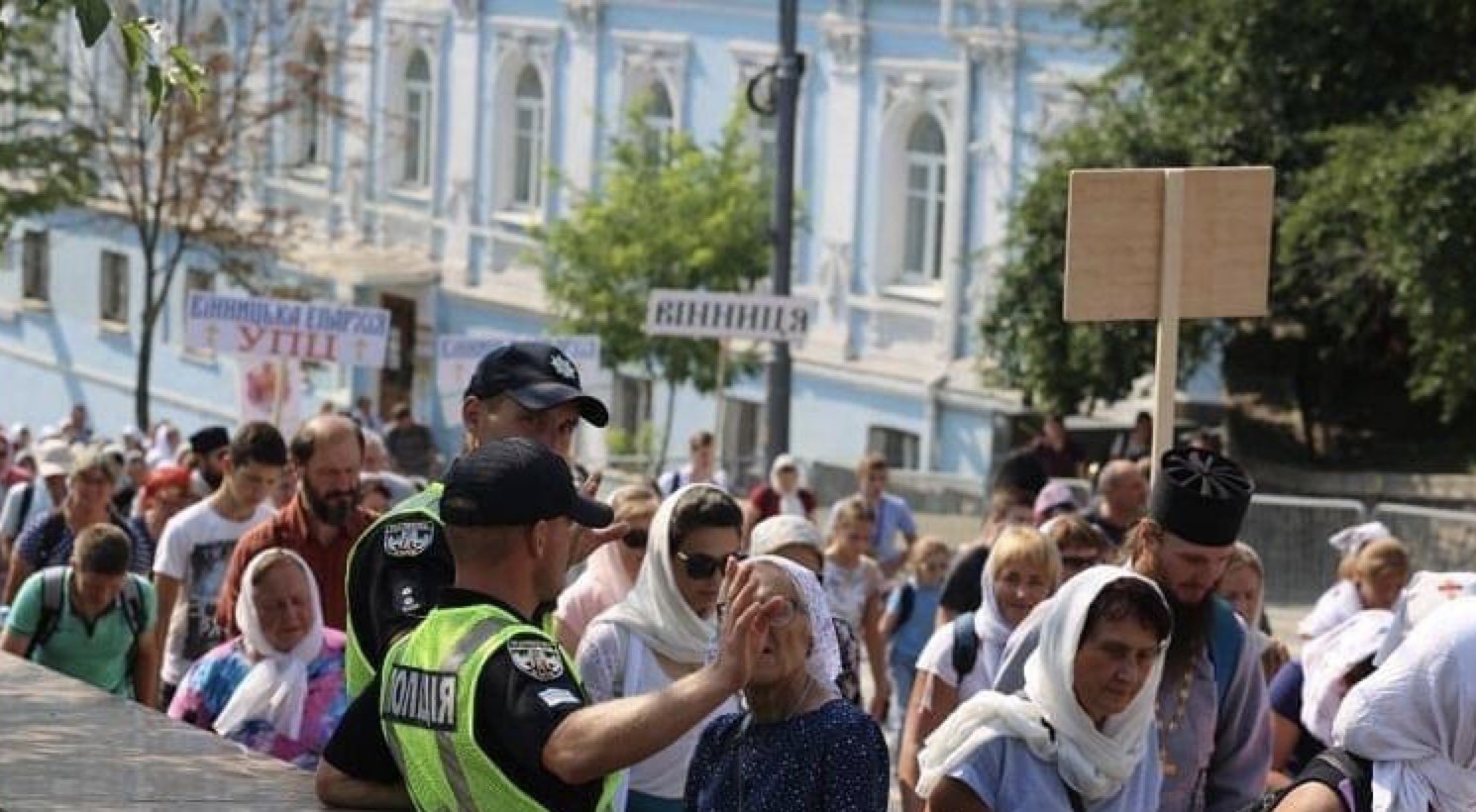 В Киеве перекрыли улицы из-за шествия верующих: центр столицы застрял в пробках
