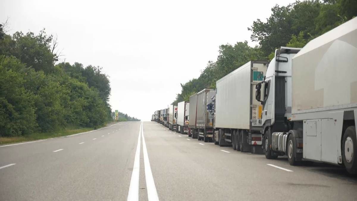 В Киеве снова ограничили движение грузовиков из-за жары