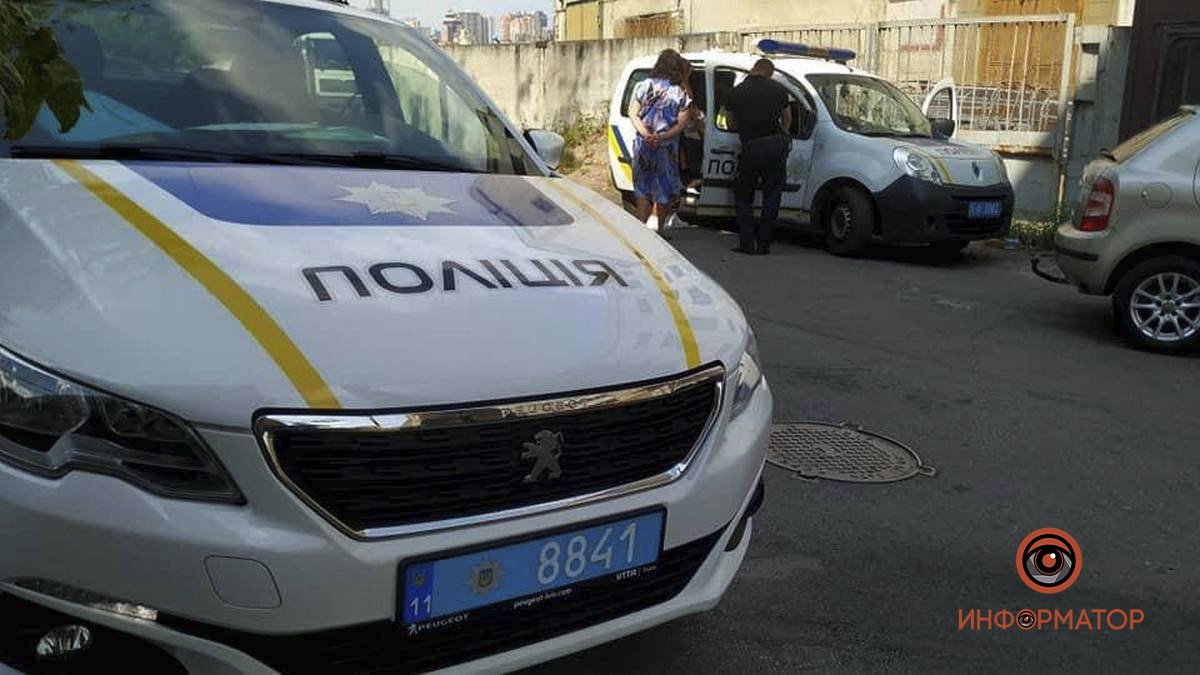 В Киеве пьяная женщина на Mazda угрожала патрульным и поцарапала служебный автомобиль