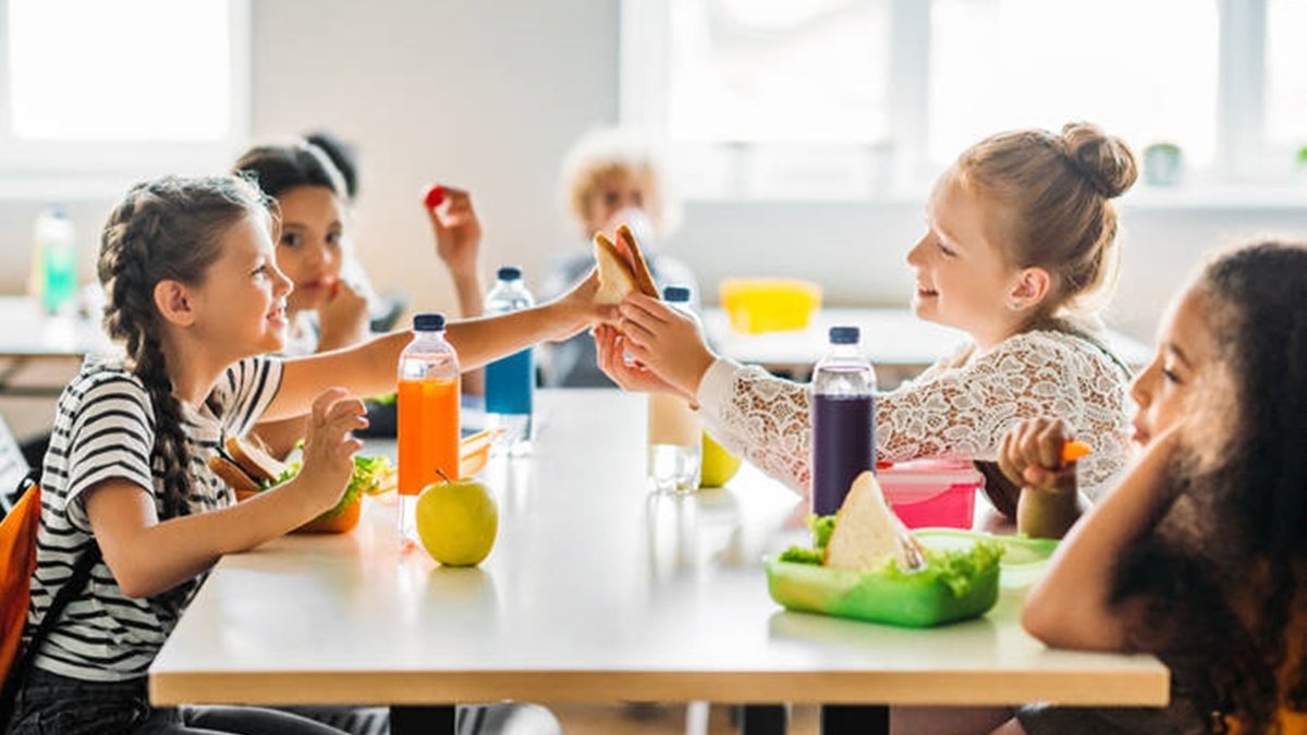 В Украине ввели новые нормы питания в школах и детских лагерях: что изменится