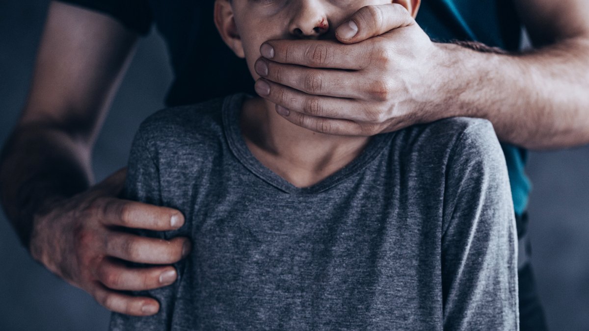 В Днепропетровской области мужчина изнасиловал своего 9-летнего племянника — его посадили на 12 лет