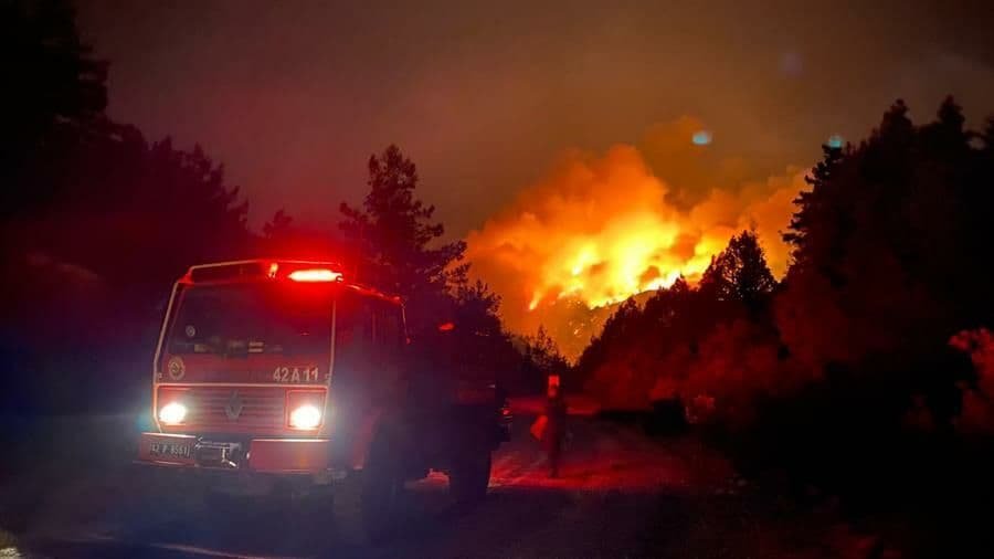 В Анталии бушуют лесные пожары: есть погибший и раненые