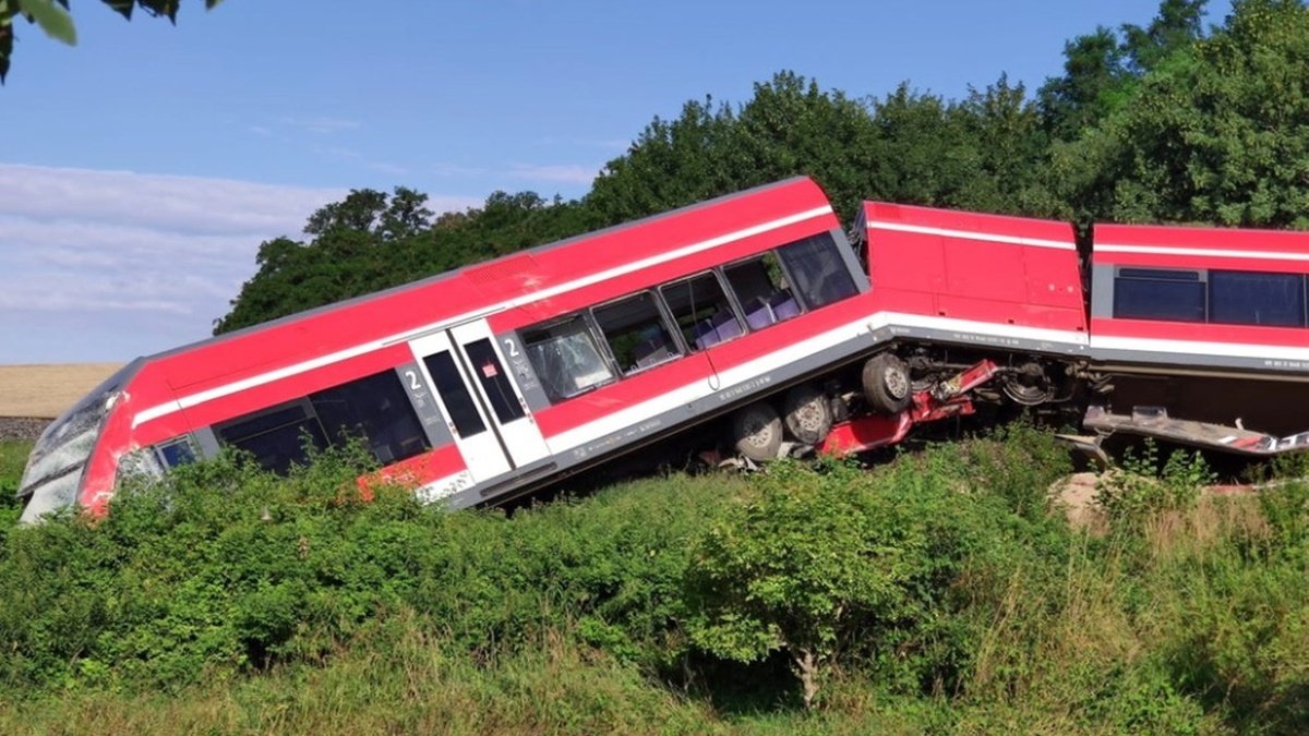 В Польше поезд врезался в грузовик и сошел с рельсов: пострадали 8 пассажиров