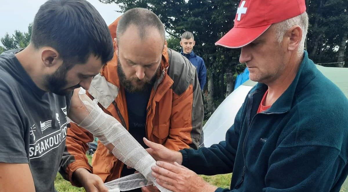 В Карпатах в туристов попала молния: спасатели оказывают помощь