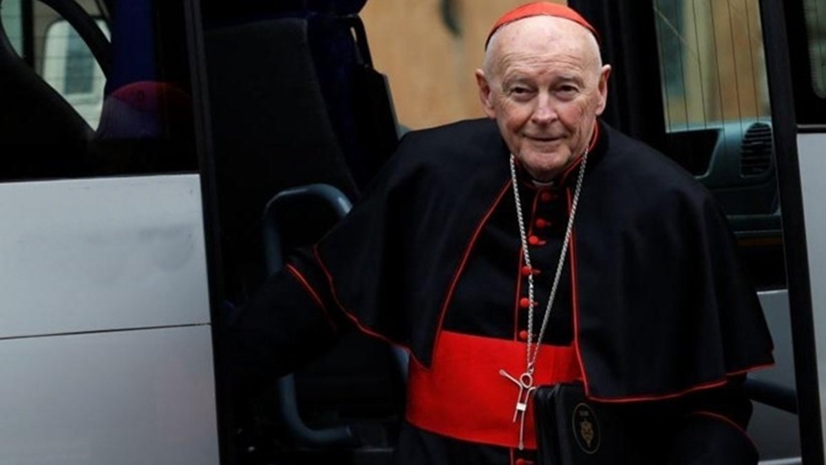 Экс-кардинала Ватикана обвинили в изнасиловании 16-летнего парня во время исповеди
