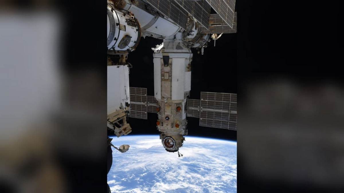 Російський модуль "Наука" мимовільно включив двигуни після стикування з МКС: станцію почало обертати на орбіті