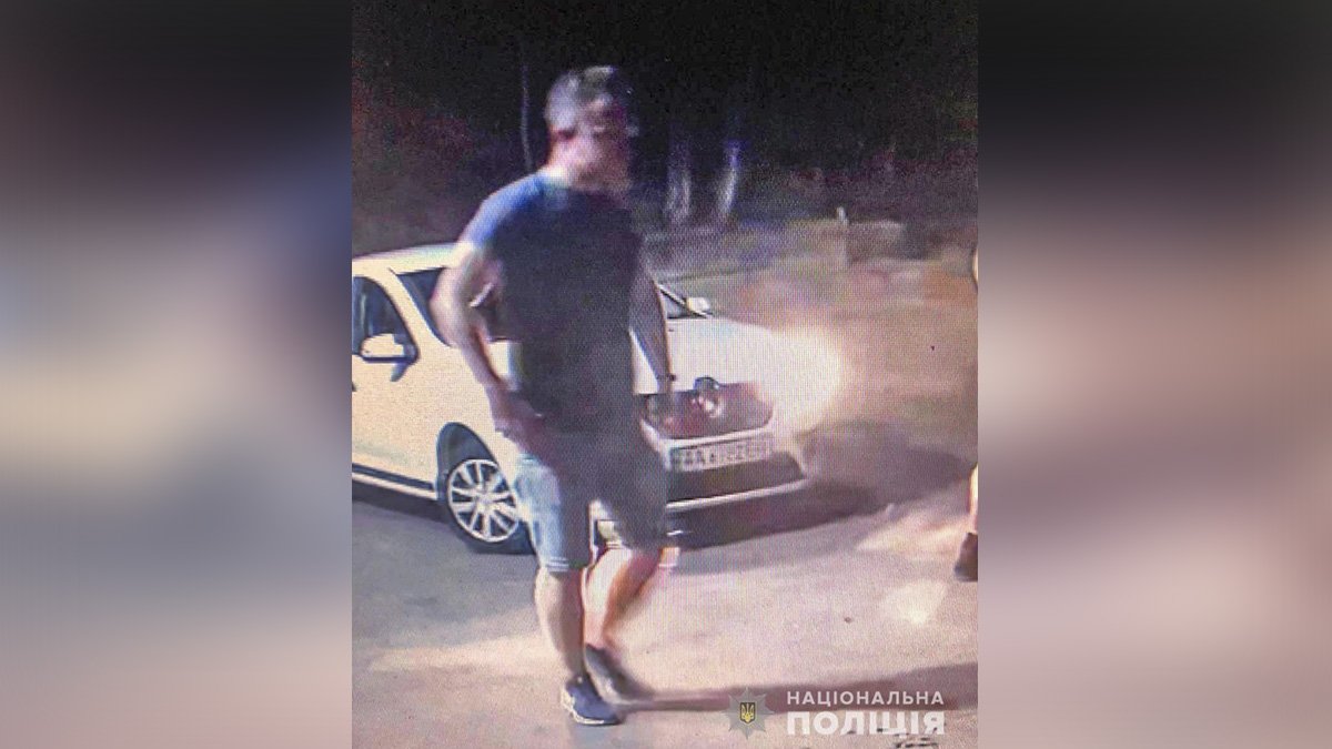 Мужчина, который разбил таблички на мосту Кличко в Киеве, проверял их на прочность